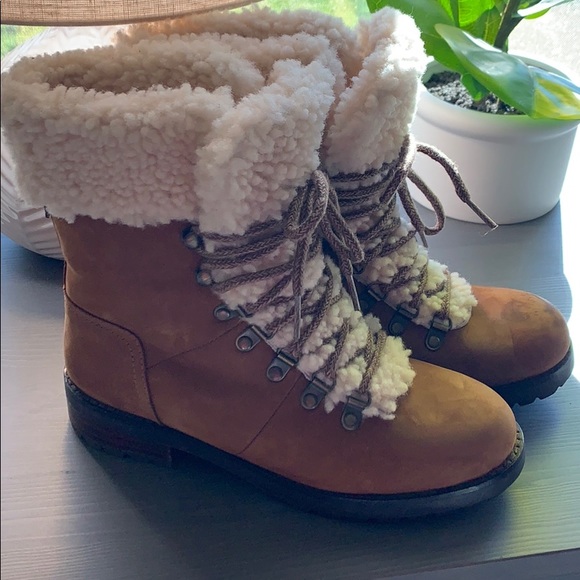 {UGG} Boots Size 6 - Picture 3 of 7